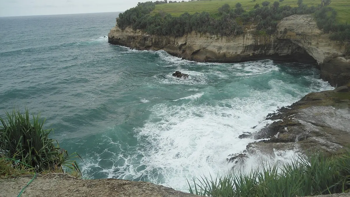 Pantai pasir putih dengan tebing karang di Pulaunusakambangan